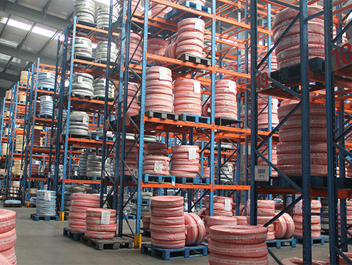 鋼絲編織液壓膠管:特點(diǎn)和應(yīng)用